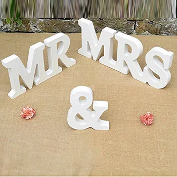 Prochive svatební stůl deco dopisy v syrové dřevo MR & MRS