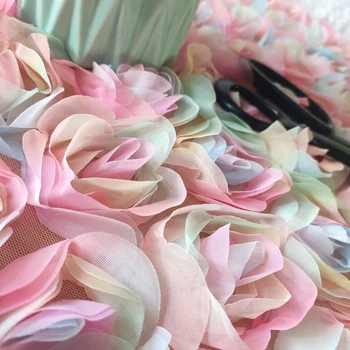 Vysoce kvalitní nové mesh příze materiál Barevné květinové krajky tkáních Šaty svatební šaty opona na pozadí tkaniny